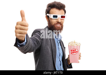 Barbu avec des lunettes 3D et le popcorn faisant un geste vers le pouce isolé sur fond blanc Banque D'Images