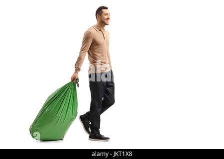 De toute la longueur un gars en faisant glisser un sac à déchets isolé sur fond blanc Banque D'Images