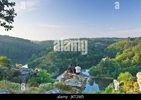 La France, de l'Indre (36) et creuse (23), vallée de la Creuse, Saint-Jallet, lieu-dit Le Montet, vue depuis le rocher de la fileuse sur la confluence de la C Banque D'Images