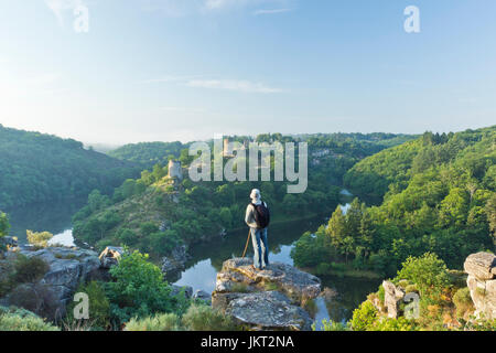 La France, de l'Indre (36) et creuse (23), vallée de la Creuse, Saint-Jallet, lieu-dit Le Montet, vue depuis le rocher de la fileuse sur la confluence de la C Banque D'Images