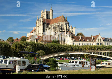 La France, l'Yonne (89), Auxerre, l'Yonne et la cathédrale Saint-Etienne d'Auxerre // France, Yonne, Auxerre, l'Yonne et la cathédrale St Etienne de Aux Banque D'Images