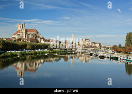 La France, l'Yonne (89), Auxerre, l'yonne et de gauche à droite, la cathédrale Saint-Etienne d'Auxerre, l'abbaye Saint-Germain // France, Yonne, Auxerre, t Banque D'Images