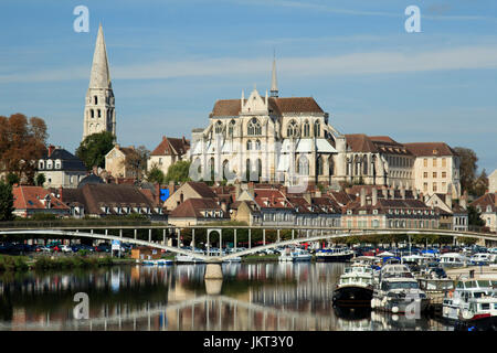 La France, l'Yonne (89), Auxerre, l'Yonne et l'abbaye Saint-Germain // France, Yonne, Auxerre, l'Yonne (rivière), et l'abbaye St Germain Banque D'Images