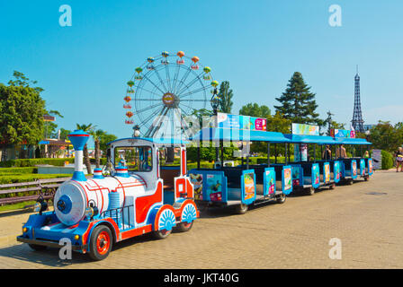 Mini train, prenant les touristes le long de la promenade de la plage, plage Zlatni pyasatsi, Golden Sands, Bulgarie Banque D'Images