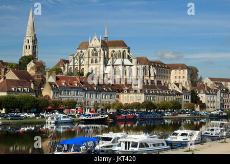 La France, l'Yonne (89), Auxerre, l'Yonne et l'abbaye Saint-Germain // France, Yonne, Auxerre, l'Yonne (rivière), et l'abbaye St Germain Banque D'Images