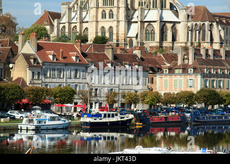 La France, l'Yonne (89), Auxerre, le quai de la marine le long de l'Yonne et l'abbaye Saint-Germain derrière// France, Yonne, Auxerre, les bords de l'Yon Banque D'Images