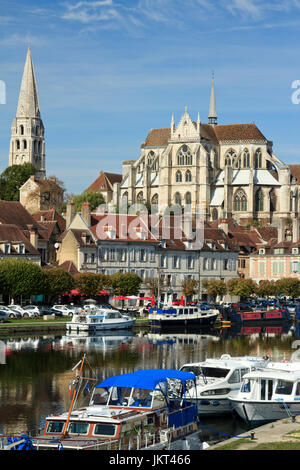 La France, l'Yonne (89), Auxerre, l'Yonne et l'abbaye Saint-Germain // France, Yonne, Auxerre, l'Yonne (rivière), et l'abbaye St Germain Banque D'Images