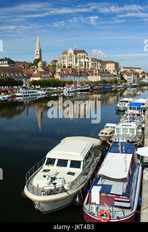 La France, l'Yonne (89), Auxerre, l'Yonne et l'abbaye Saint-Germain // France, Yonne, Auxerre, l'Yonne (rivière), et l'abbaye St Germain Banque D'Images