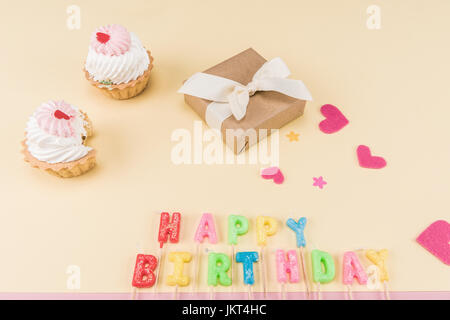 Portrait de joyeux anniversaire lettrage, gâteaux et boîte-cadeau sur rond, concept d'anniversaire Banque D'Images