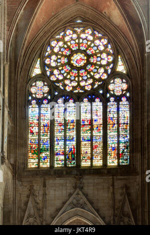 La France, l'Yonne (89), Auxerre, la cathédrale Saint-Etienne, Bibliothèque nationale du transept // France, Yonne, Auxerre, la Cathédrale St Etienne, vitraux windo Banque D'Images