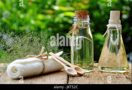 Nature produits cosmétiques, la noix de coco huile de copra dans un bocal en verre, huiles essentielles pour le soin de peau, riche en vitamine, cosmétiques bio Huile de massage au spa également Banque D'Images