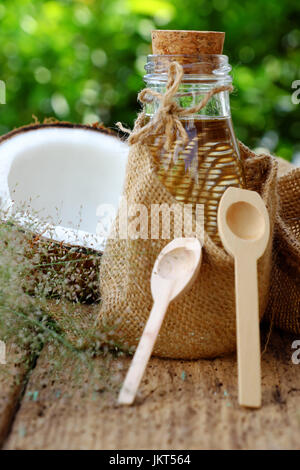 Nature produits cosmétiques, la noix de coco huile de copra dans un bocal en verre, huiles essentielles pour le soin de peau, riche en vitamine, cosmétiques bio Huile de massage au spa également Banque D'Images