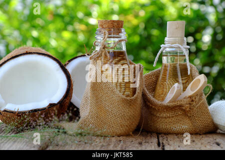 Nature produits cosmétiques, la noix de coco huile de copra dans un bocal en verre, huiles essentielles pour le soin de peau, riche en vitamine, cosmétiques bio Huile de massage au spa également Banque D'Images