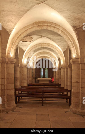 La France, l'Yonne (89), Auxerre, la cathédrale Saint-Etienne, la nef de la crypte romane // France, Yonne, Auxerre, la Cathédrale St Etienne, le clocher roman Banque D'Images