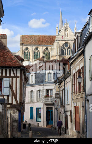 La France, l'Yonne (89), Auxerre, rue Cochois vers l'abbaye Saint-Germain au loin // France, Yonne, Auxerre, Rue Cochois à l'abbaye de St Germain à t Banque D'Images