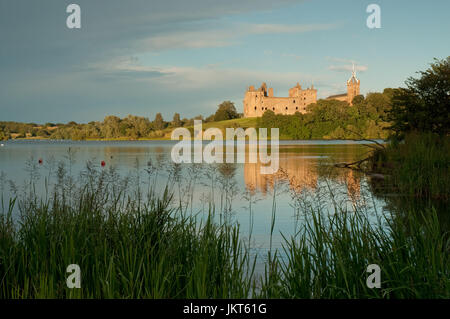 La lumière du soleil du soir sur le loch et le Palais de Linlithgow Banque D'Images