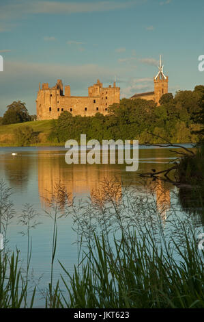 La lumière du soleil du soir sur le loch et le Palais de Linlithgow Banque D'Images