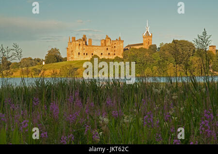 La lumière du soleil du soir sur le loch et le Palais de Linlithgow Banque D'Images