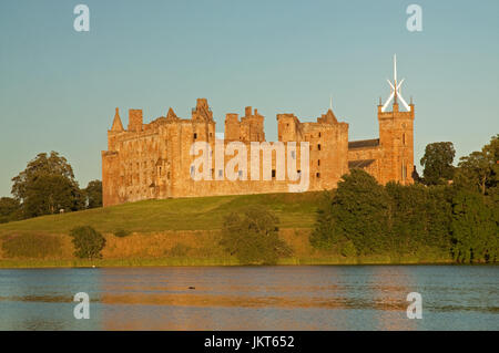 La lumière du soleil du soir sur le loch et le Palais de Linlithgow Banque D'Images