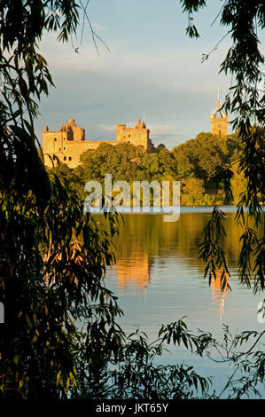 Le Palais de Linlithgow encadrée par Weeping Willows Banque D'Images