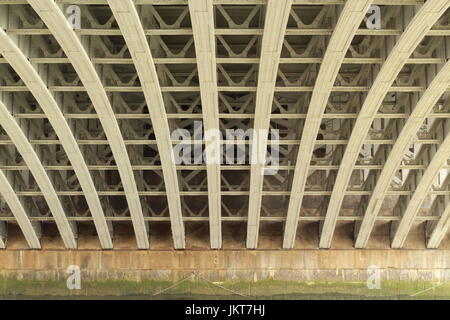 Sous Blackfriars Bridge train Banque D'Images