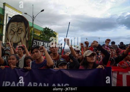 Aux Philippines. 24 juillet, 2017. Soulever les manifestants poings serrés pendant un rassemblement coïncidant Président Rodrigo Duterte annuel de l'état de la Nation à Quezon City, au nord-est de Manille, Philippines le lundi, Juillet 24, 2017. Le président Rodrigo Duterte parle de manifestants devant la Chambre des représentants après avoir prononcé son discours sur l'état de la Nation discours, qui a duré plus de deux heures. Crédit : Richard James M. Mendoza/Pacific Press/Alamy Live News Banque D'Images