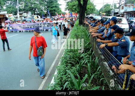 Aux Philippines. 24 juillet, 2017. Les membres de la Police nationale philippine céder encore une fois tous les milliers de groupe multi-sectorielle des groupes éventuels de mars Chambre des Représentant à procéder à leur propre version de SONA ng Bayan durant la 2ème l'état de la Nation du Président Rodrigo Roa Dutertwe à l'intérieur de Pambansa Batasan à Quezon City le 24 juillet 2017. Credit : Gregorio B. Dantes Jr./Pacific Press/Alamy Live News Banque D'Images