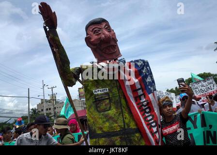 Aux Philippines. 24 juillet, 2017. Un manifestant prend une mesure qu'ils selfies pousser une caricature du Président Rodrigo Duterte pendant un rassemblement coïncidant Président Rodrigo Duterte annuel de l'état de la Nation à Quezon City, au nord-est de Manille, Philippines le lundi, Juillet 24, 2017. Le président Rodrigo Duterte parle de manifestants devant la Chambre des représentants après avoir prononcé son discours sur l'état de la Nation discours, qui a duré plus de deux heures. Crédit : Richard James M. Mendoza/Pacific Press/Alamy Live News Banque D'Images