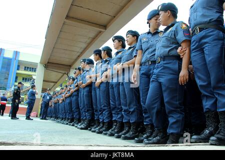 Aux Philippines. 24 juillet, 2017. PCSupt. Guillermo Lorenzo T. Éléazar, donner un ordre aux membres de la Police nationale) qui bloquent la route à proximité de la porte de Batasang Pambansa (Chambre des Représentants) à Quezon City le 24 juillet 2017. Protéger les groupes d'entrer tous les manifestants de pénétrer à l'intérieur de Batasang Pambansa. Credit : Gregorio B. Dantes Jr./Pacific Press/Alamy Live News Banque D'Images