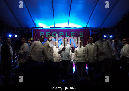 Aux Philippines. 24 juillet, 2017. Le président Rodrigo Duterte parle de manifestants devant le Congrès au cours d'un rassemblement coïncidant Président Rodrigo Duterte annuel de l'état de la Nation à Quezon City, au nord-est de Manille, Philippines le lundi, Juillet 24, 2017. Le président Rodrigo Duterte parle de manifestants devant la Chambre des représentants après avoir prononcé son discours sur l'état de la Nation discours, qui a duré plus de deux heures. Crédit : Richard James M. Mendoza/Pacific Press/Alamy Live News Banque D'Images