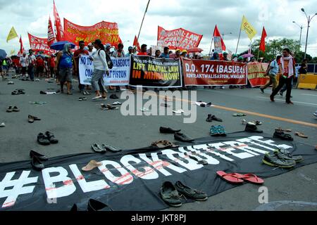 Aux Philippines. 24 juillet, 2017. Un art de l'installation de pantoufles que représente le décès de jeunes enfants victimes de l'assassinat extra judiciaire (EJK) pendant l'opération contre les drogues illégales le long Tokhang Commonwealth Avenue pendant les milliers de groupe multi-sectorielle des groupes éventuels de mars Chambre des Représentant à procéder à leur propre version de SONA ng Bayan durant la 2ème l'état de la Nation du Président Rodrigo Roa Dutertwe à l'intérieur de Pambansa Batasan à Quezon City le 24 juillet 2017. Credit : Gregorio B. Dantes Jr./Pacific Press/Alamy Live News Banque D'Images