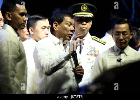 Aux Philippines. 24 juillet, 2017. Le président Rodrigo Duterte Roa parler aux manifestants sur leurs peuples à l'extérieur du programme SONA Batang Pambansa (Chambre des Représentants) après qu'il a présenté ses 2e état de la Nation (SONA) à l'intérieur de Pambansa Batasan à Quezon City le 24 juillet 2017.Le Président demande Duterte les manifestants à l'égard de l'autre tandis qu'il livrer ses messages après les manifestants scandant leurs revendications. Credit : Gregorio B. Dantes Jr./Pacific Press/Alamy Live News Banque D'Images