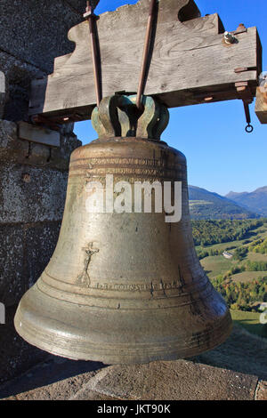 France, Cantal (15), Chastel-sur-Murat, la chapelle Saint-Antoine, cloche, facilement accessible par des marches extérieures // France, Cantal, Chastel Banque D'Images