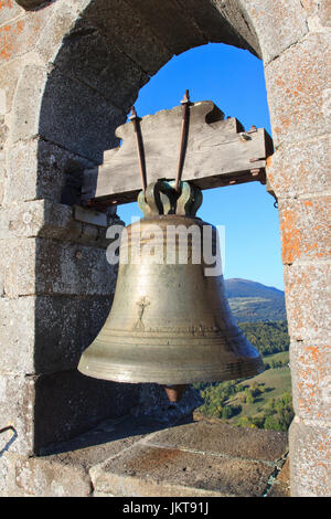 France, Cantal (15), Chastel-sur-Murat, la chapelle Saint-Antoine, cloche, facilement accessible par des marches extérieures // France, Cantal, Chastel Banque D'Images