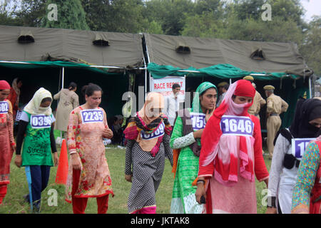 L'Inde, d'Anantnag. 24 juillet, 2017. Les filles du Cachemire contribuer à qualifier la police lors d'un rallye recrutement le 24 juillet 2017 en Inde, d'Anantnag. Une campagne de recrutement par la police au Cachemire a provoqué une réponse massive, avec près de 3 000 jeunes hommes et femmes qui se tournent vers le haut pour elle. Les candidats, qui ont qualifié l'épreuve physique, devra se présenter à l'examen écrit en vue de la sélection finale pour laquelle les dates seront publiées séparément. Credit : Muneeb ul Islam/Pacific Press/Alamy Live News Banque D'Images