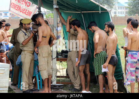 L'Inde, d'Anantnag. 24 juillet, 2017. Un policier mesure la poitrine d'un des jeunes du Cachemire au cours d'un rassemblement de recrutement de policiers le 24 juillet 2017 en Inde, d'Anantnag. Une campagne de recrutement par la police au Cachemire a provoqué une réponse massive, avec près de 3 000 jeunes hommes et femmes qui se tournent vers le haut pour elle. Les candidats, qui ont qualifié l'épreuve physique, devra se présenter à l'examen écrit en vue de la sélection finale pour laquelle les dates seront publiées séparément. Credit : Muneeb ul Islam/Pacific Press/Alamy Live News Banque D'Images