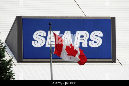 Montréal, Canada 22 juillet,2017.drapeau canadien devant une bannière Sears sur l'un de leurs entrepôts. Credit:Mario Beauregard/Alamy Live New Banque D'Images