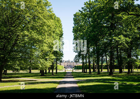 Vue sur Château de Drottningholm depuis une allée dans le parc sur une journée ensoleillée. Accueil La résidence de la famille royale de Suède. Célèbre monument à Stockholm, Banque D'Images