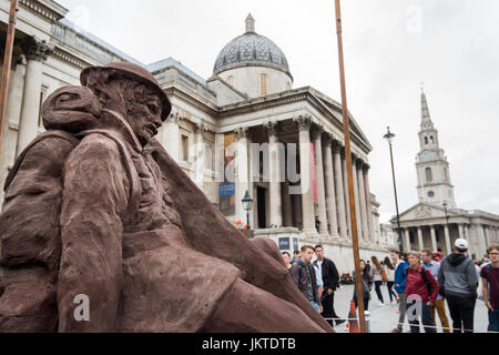 Une sculpture d'un soldat de la Première Guerre mondiale en Flandre, la boue, à Trafalgar Square, Londres. ASSOCIATION DE PRESSE Photo. Photo date : lundi 24 juillet, 2017. La sculpture a été commandée par visiter la Flandre pour commémorer le 100e anniversaire du début de la Bataille de Passchendaele, qui a débuté le 31 juillet 1917. Crédit photo doit se lire : Matt Crossick/PA Wire. Banque D'Images