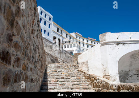 L'Afrique du Nord, le Maroc : l'escalier du mur de la vieille ville et les maisons blanches de Tanger, la ville africaine sur la côte du Maghreb Banque D'Images