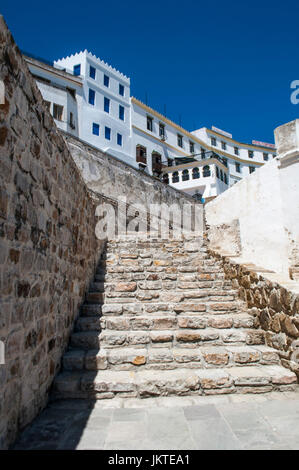 L'Afrique du Nord, le Maroc : l'escalier du mur de la vieille ville et les maisons blanches de Tanger, la ville africaine sur la côte du Maghreb Banque D'Images