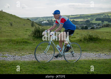 Le cycliste de 80 ans participant à l'événement vélo vintage, Ulverston, Cumbria. Banque D'Images