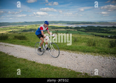 Le cycliste de 80 ans participant à l'événement vélo vintage, Ulverston, Cumbria. Banque D'Images