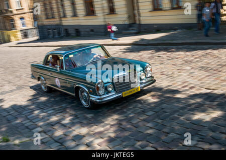 Lviv, Ukraine - juin 4, 2017 : voiture rétro vieux Mercedes Benz W 108 avec son propriétaire et au passager inconnu en tenant la participation à la race Leopolis grand pr Banque D'Images