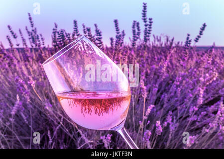 Verre de vin rose in lavender field Banque D'Images