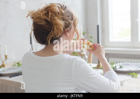 Woman eating sandwich Banque D'Images