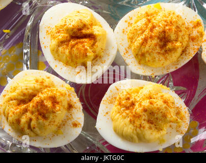 Plusieurs délicieux oeufs farcis surmontée de paprika Banque D'Images