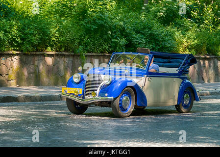 Lviv, Ukraine - juin 4, 2017:ancienne rétro voiture Skoda en tenant la participation au grand prix 2017 course Leopolis, Ukraine. Banque D'Images