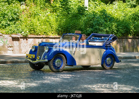 Lviv, Ukraine - juin 4, 2017:ancienne rétro voiture Skoda en tenant la participation au grand prix 2017 course Leopolis, Ukraine. Banque D'Images