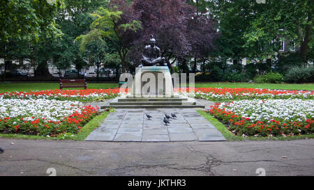 Dévoilé en 1968, le Mahatma Gandhi, statue par Fredda est brillant au centre de Tavistock Square. Banque D'Images